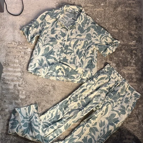 Two piece set - Picture 1 of 7